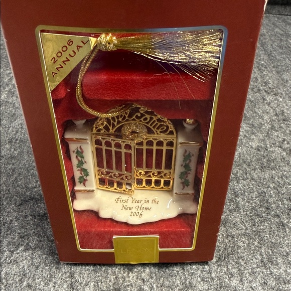 2006 Lenox Gold and Cream Holiday Gate Ornament - Picture 2 of 4